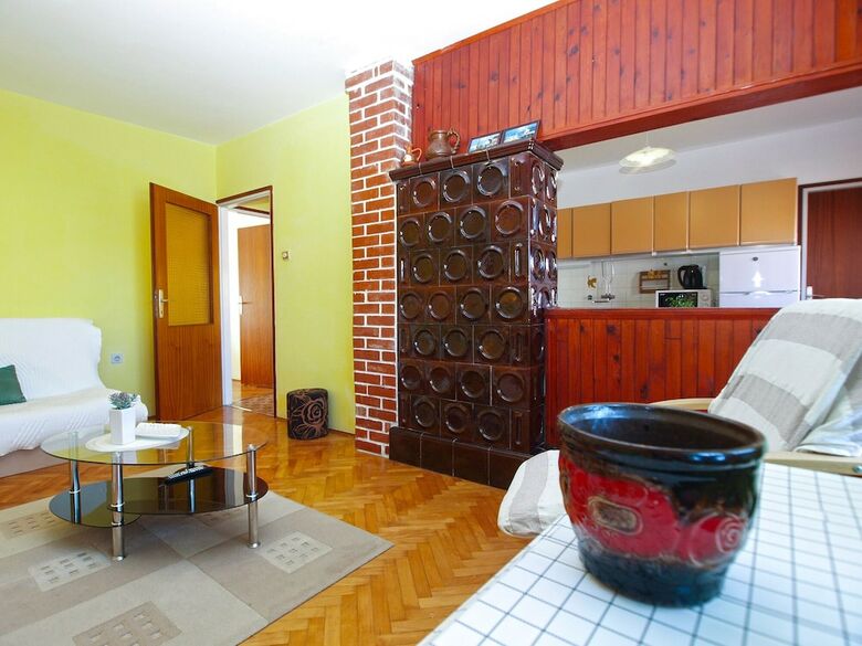 Apartment 686
