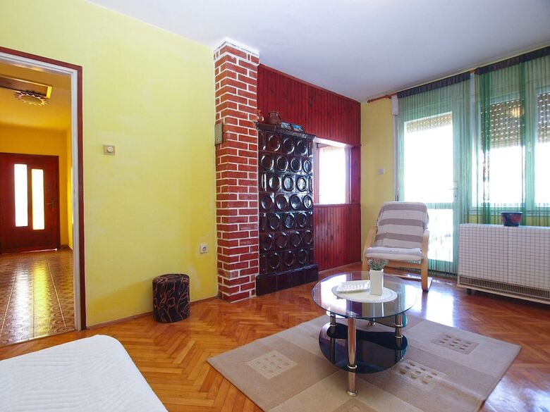 Apartment 686