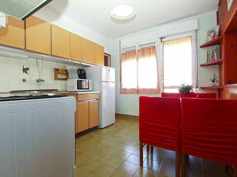 Apartment 686