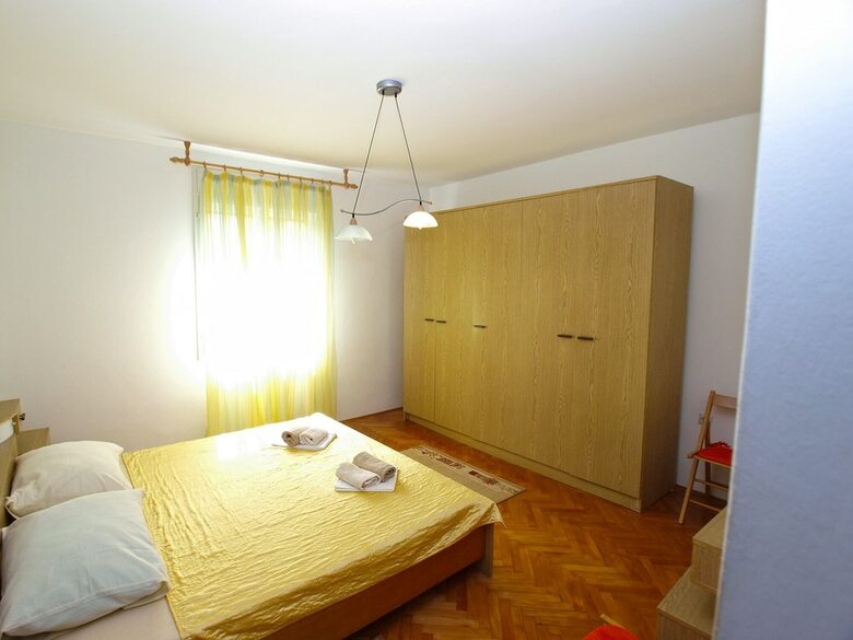 Apartment 686