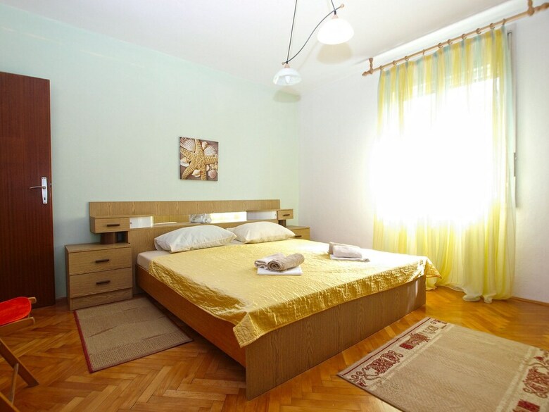 Apartment 686