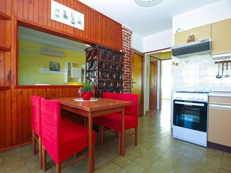 Apartment 686