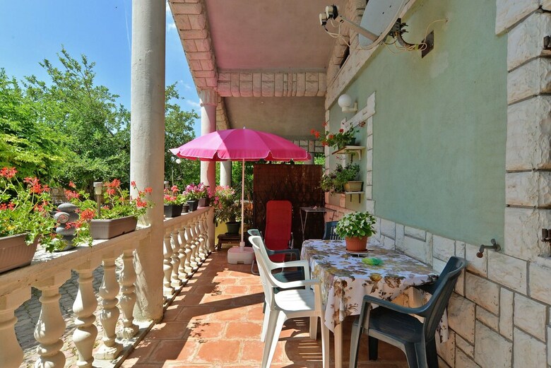 Apartment 498