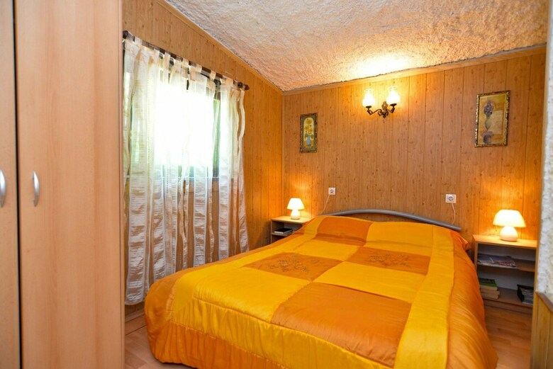 Apartment 498