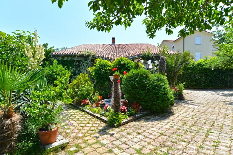Apartment 498
