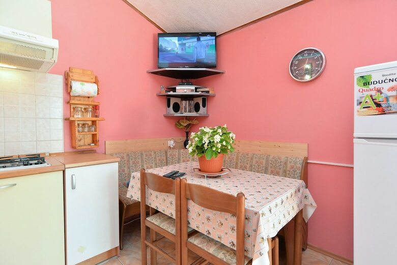 Apartment 498