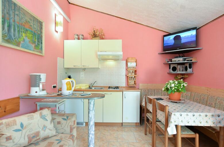 Apartment 498