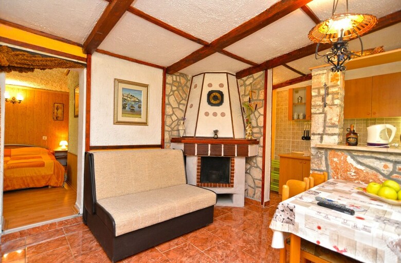 Apartment 498