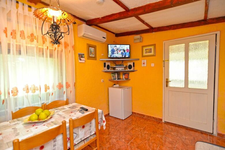 Apartment 498
