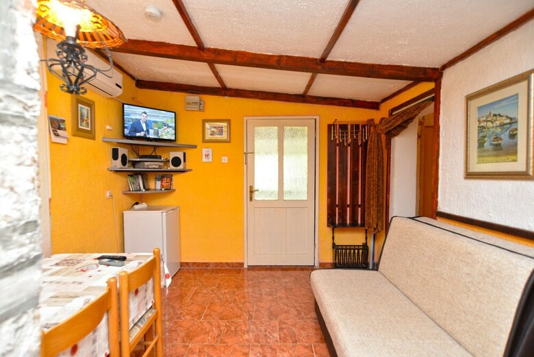 Apartment 498