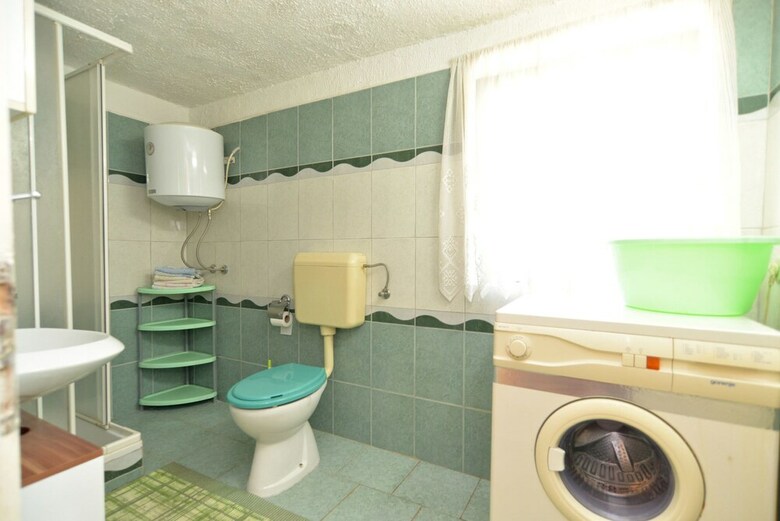 Apartment 498