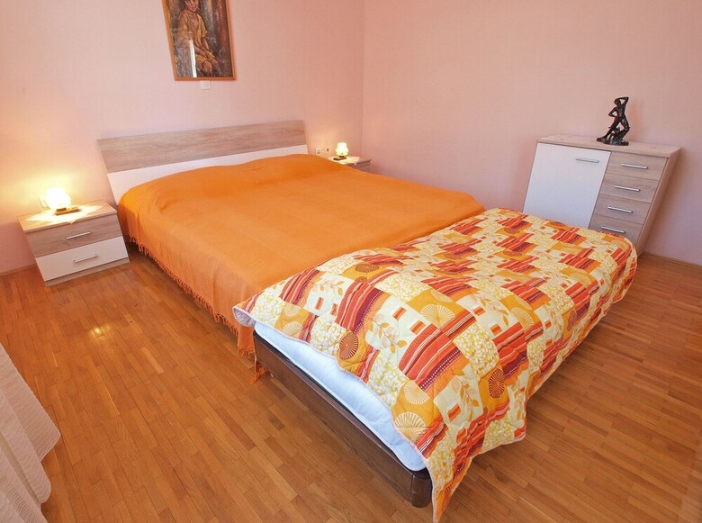 Apartment 757