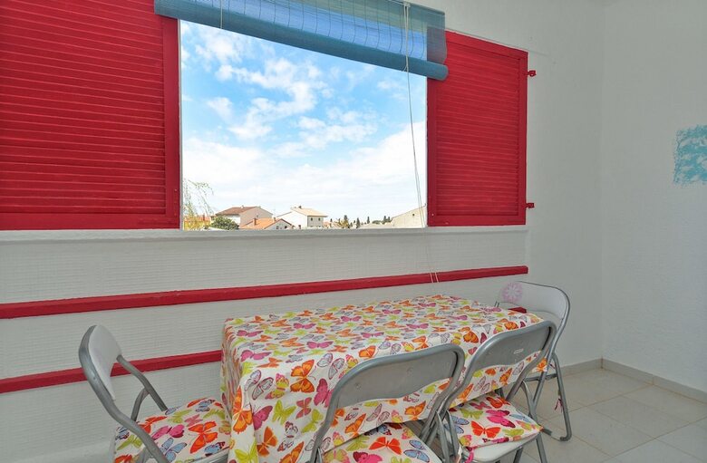 Apartment 725