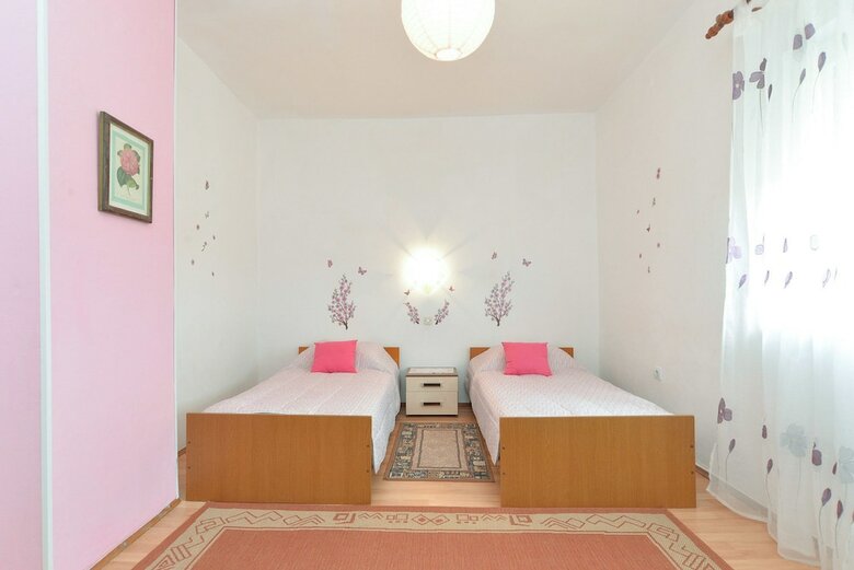 Apartment 725