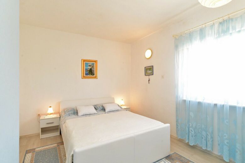 Apartment 725