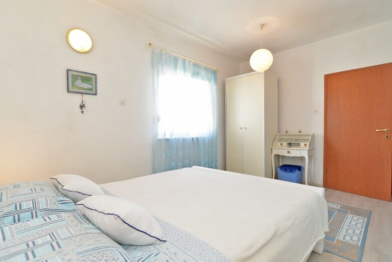 Apartment 725