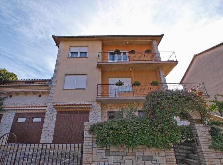 Apartment 752