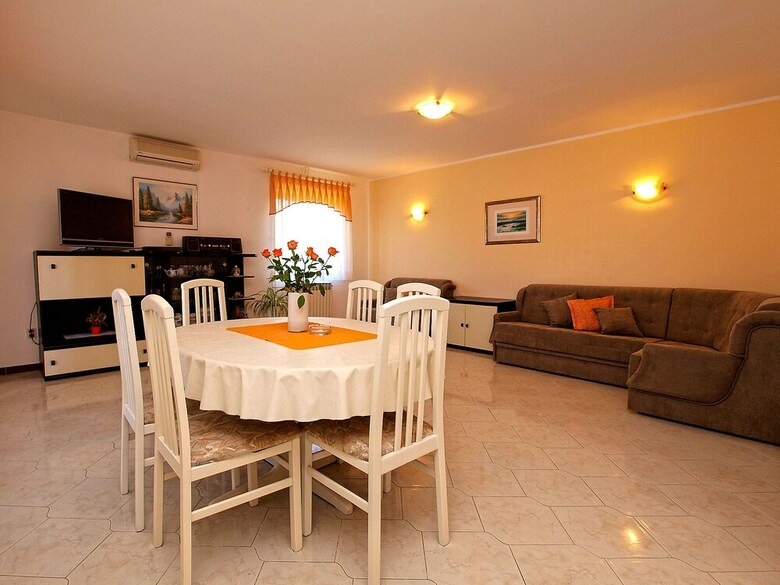 Apartment 827