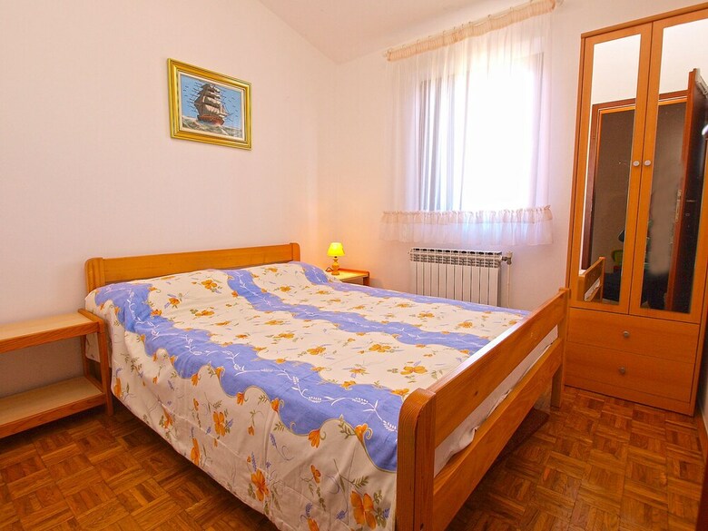 Apartment 827