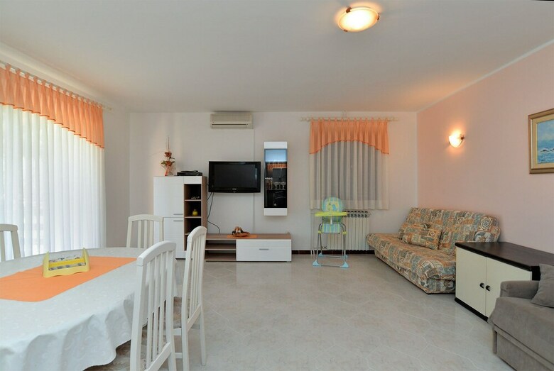 Apartment 827