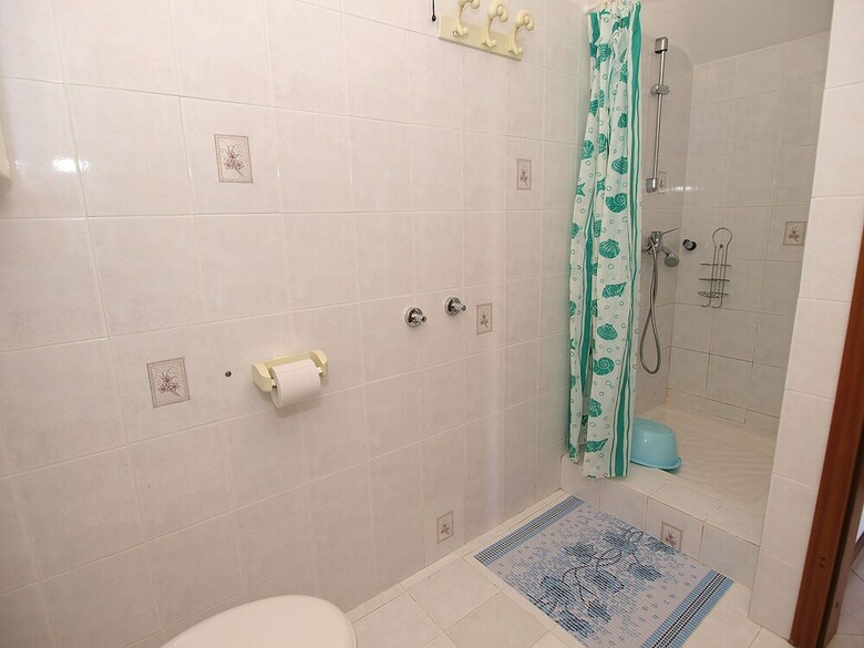 Apartment 827