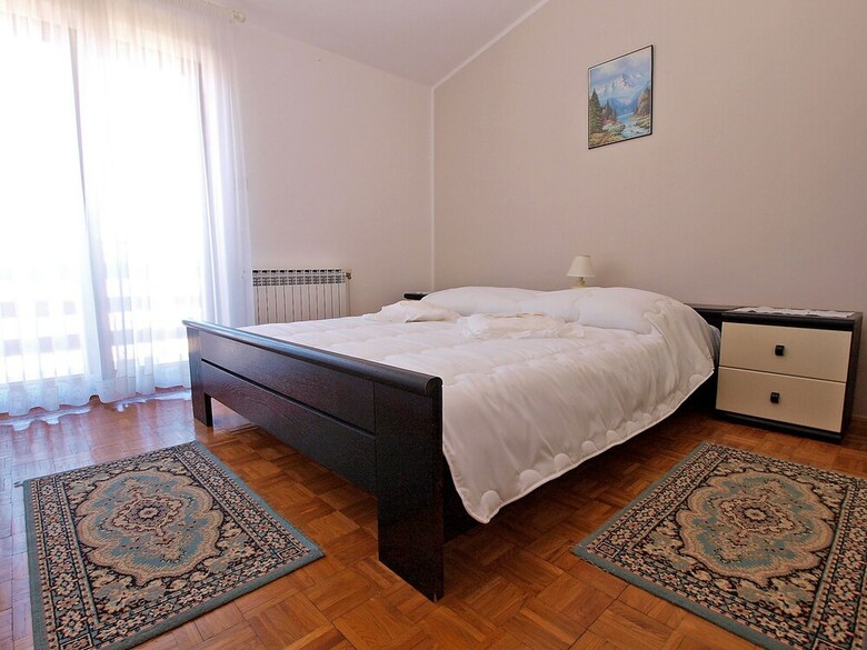 Apartment 827