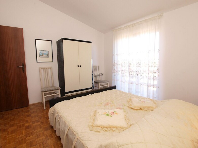 Apartment 827
