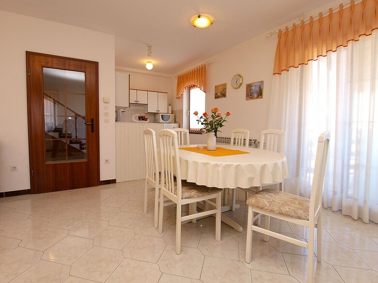 Apartment 827