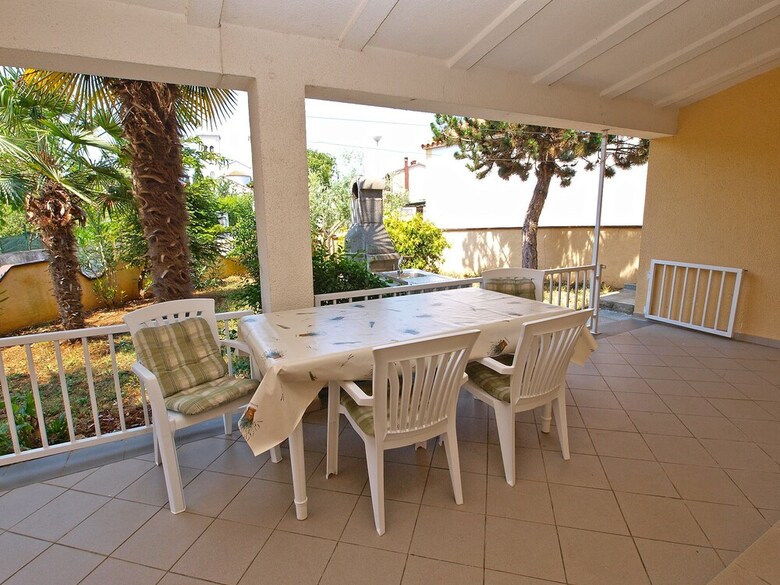 Apartment 894