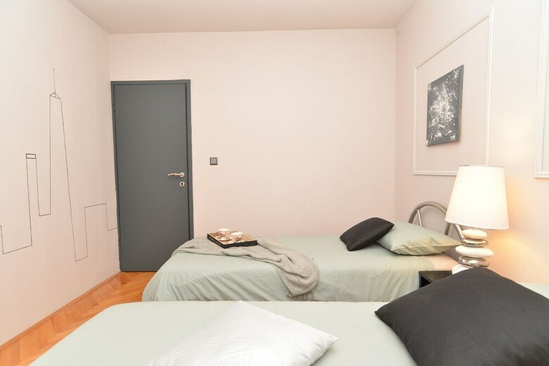 Apartment 843