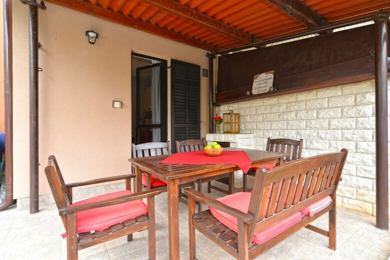 Apartment 843