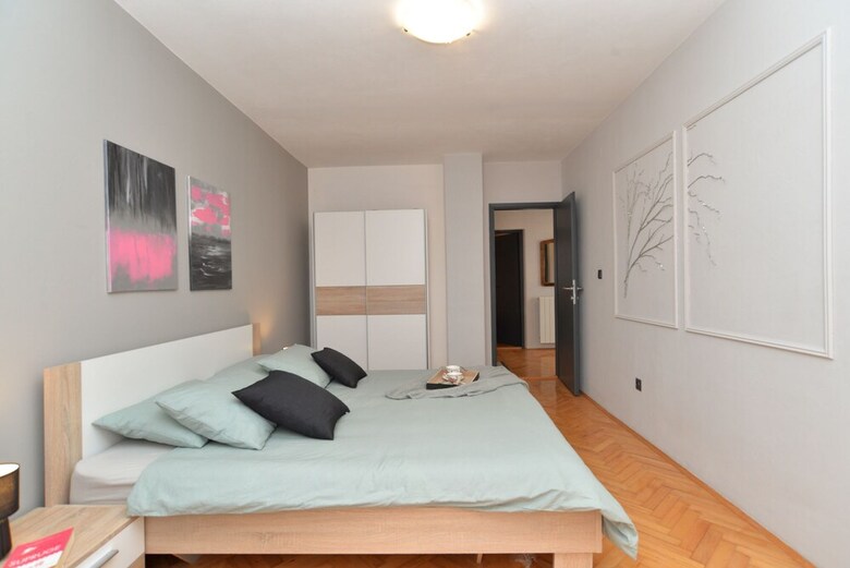 Apartment 843