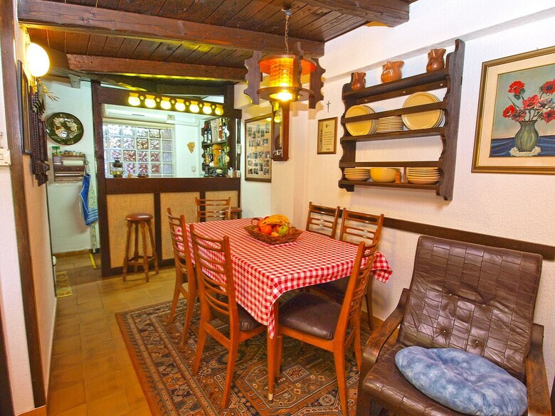 Apartment 875