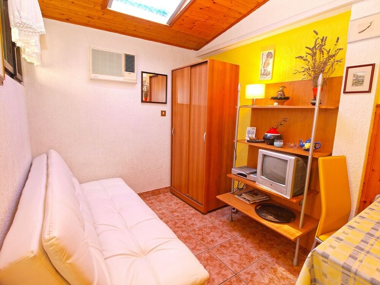 Apartment 875