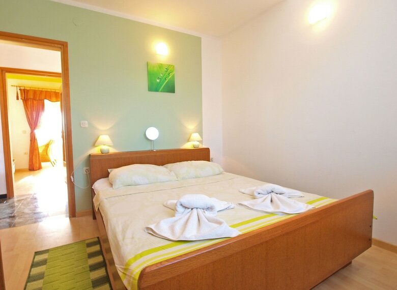 Apartment 879