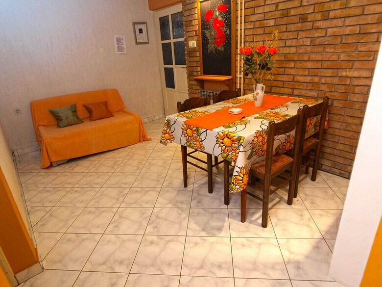 Apartment 977