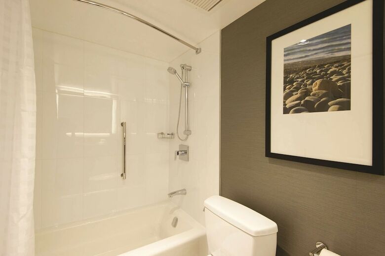 Doubletree By Hilton Hotel & Suites Victoria