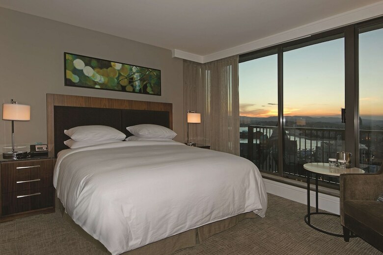 Doubletree By Hilton Hotel & Suites Victoria