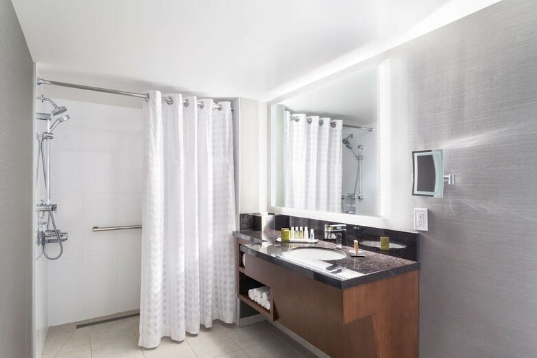 Doubletree By Hilton Hotel & Suites Victoria
