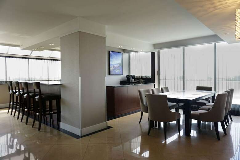 Doubletree By Hilton Hotel & Suites Victoria