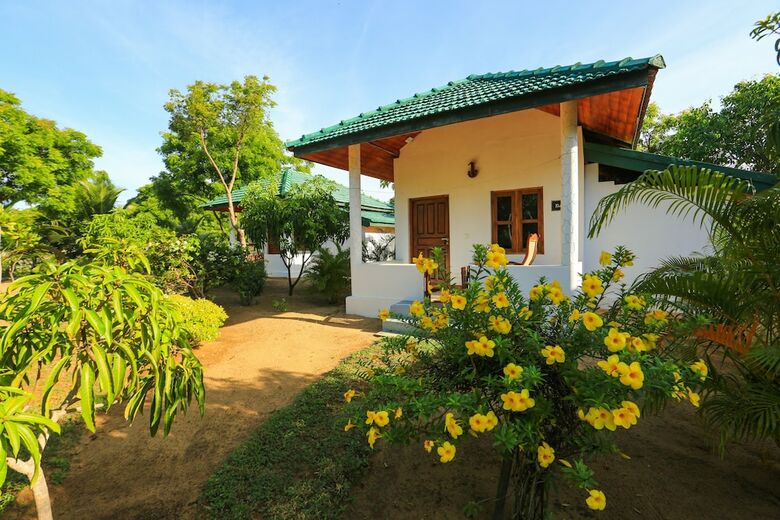 Hotel Paper Moon Kudils