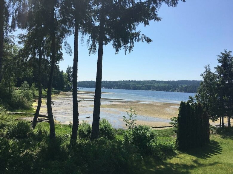 B - Sechelt Private Coastal Home