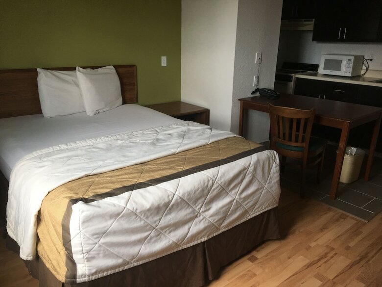 Hotel Host Inn And Suites