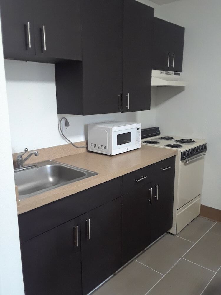 Hotel Host Inn And Suites