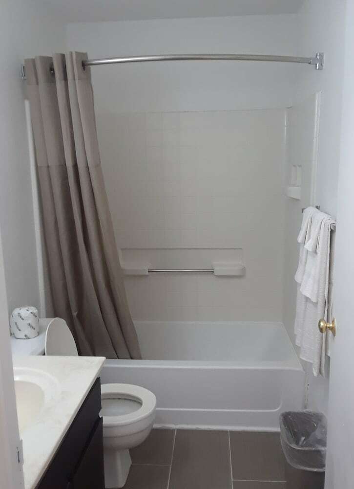 Hotel Host Inn And Suites