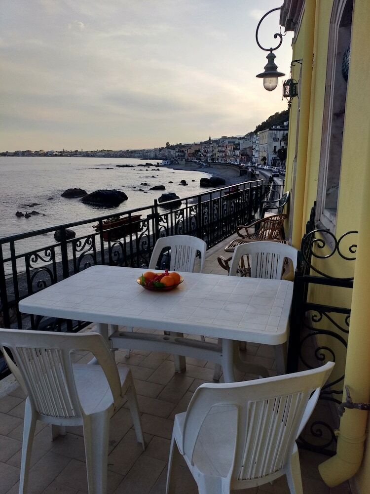Hostal Homstel Beach - Taormina Hostel