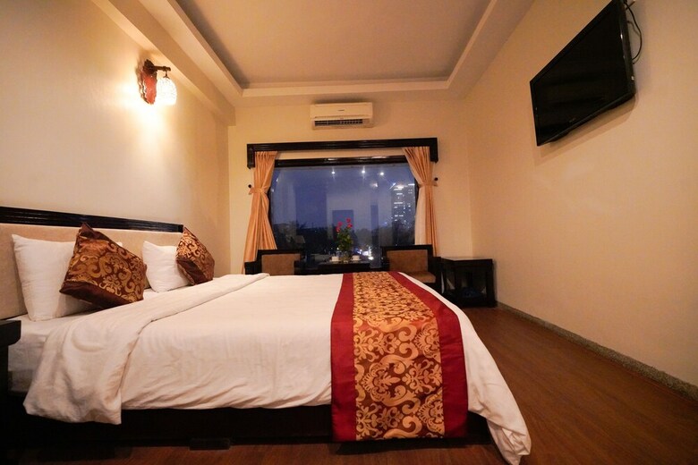 Happy Hotel