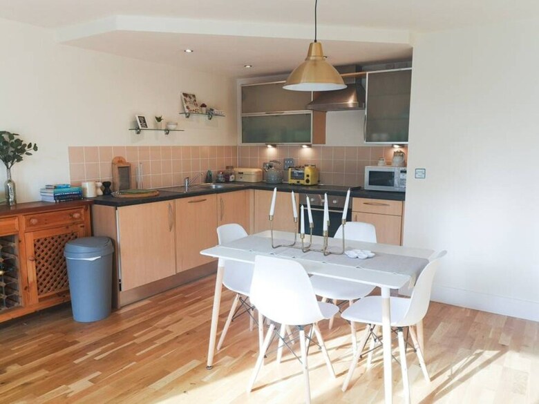 Stylish 1 Bedroom Apartment Near Clifton Triangle