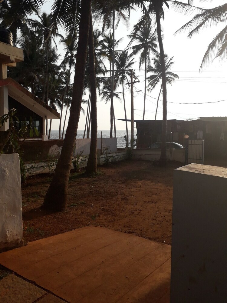 Hotel Dhuni Resorts Goa