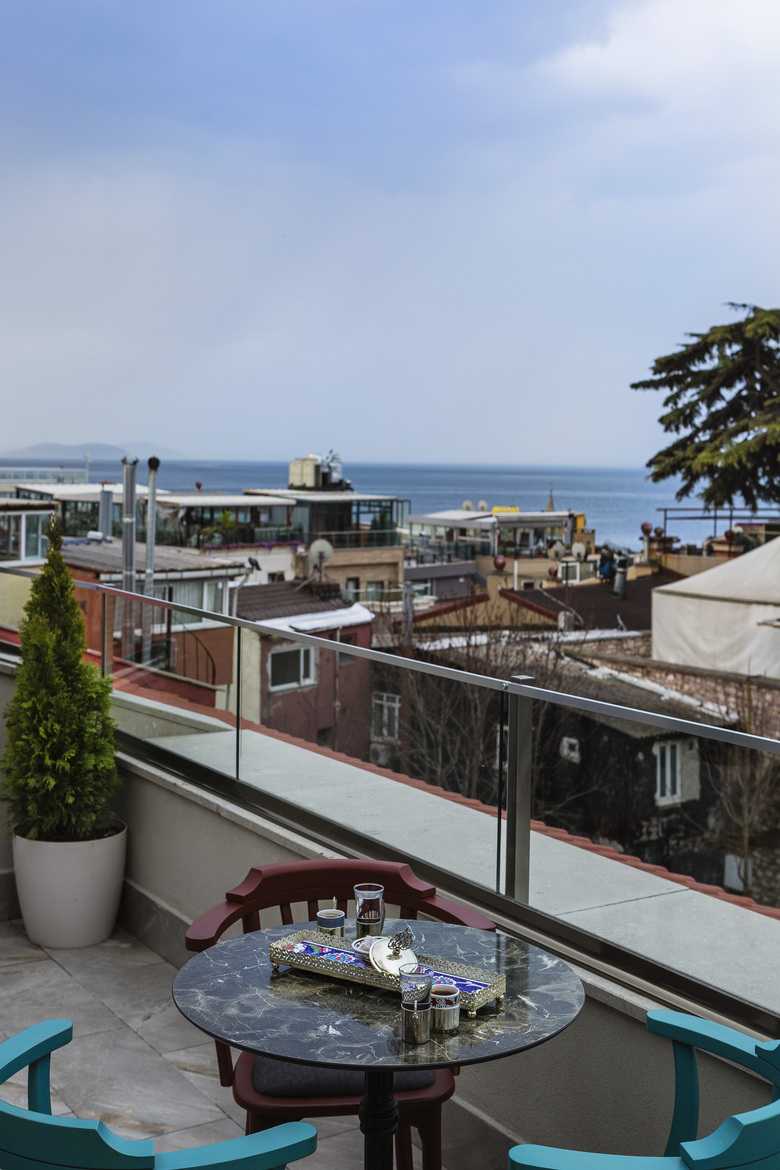 Obelisk Hotel & Suites